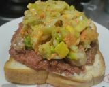Foto del paso 4 de la receta: Sándwich🍗de pollo🥓y ensalada fresca🥯🧅🥑