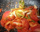 Foto langkah ke 3 dari resep Tom yam suki isi cumi otak otak dan bahan seadanya.