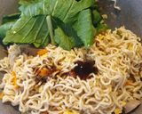 Foto langkah ke 5 dari resep Mie Goreng Daun Jeruk.
