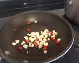 Foto del paso 1 de la receta: Espaguetis picantes con jamón ibérico y tomates secos