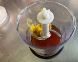 Une image de l'étape 2 de Sauce salade aux épices, herbes et confit d oignons.