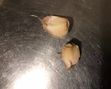 Une image de l'étape 2 de Crevettes marinées oignons de roscoff, ail fumé, citron vert, menthe et coco.