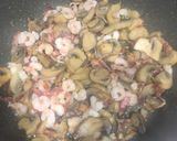Foto del paso 3 de la receta: Spaguettis de calabacín con champiñones, bacon y gambas