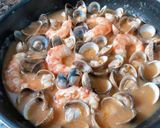 Foto del paso 7 de la receta Merluza rellena en salsa de berberechos
