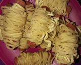 Foto langkah ke 3 dari resep Sosis gulung mie.