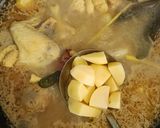 Foto langkah ke 5 dari resep Opor Ayam Kentang.