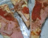 Foto del paso 7 de la receta: Para compartir en casa, pizza con jamón y morrón - súper cargada doble queso