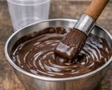Foto del passaggio 1 della ricetta Tazzine di Cioccolato Riciclate dall' Uovo di Pasqua con Mousse Senza Zucchero