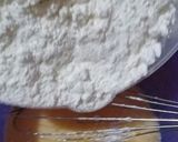 Foto langkah ke 2 dari resep Bolu karamel / Bolu sarang semut.