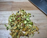 Foto del paso 1 de la receta: Tosta de aguacate, salmón marinado, tomate, yogur y pistachos
