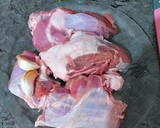Foto del paso 1 de la receta: Pata de cordero en salsa de especias con pasas