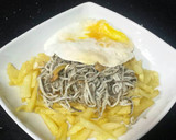 Foto del paso 3 de la receta: Huevo estrellado con patatas y gulas del norte
