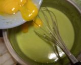 Foto langkah ke 3 dari resep Pandan Cheese Sponge Cake.