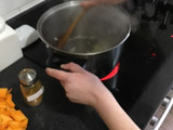 Crema vegana de zapallo, cebolla y zanahoria al curry