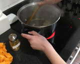 Foto del paso 4 de la receta: Crema vegana de zapallo, cebolla y zanahoria al curry