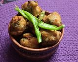 A picture of step 5 of Hari lehsun and Hari payaz pakode.