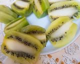 A picture of step 1 of Fresh Kiwi Apple Juice 🥝🍎.