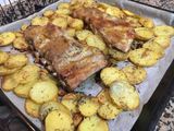 Costillar al horno con patatas al ajillo