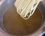 Foto del paso 2 de la receta: Spaghetti de trigo y soja verde con bacalao, salmón y brote de bambú