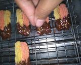 Foto langkah ke 6 dari resep Semprit Celup Coklat.