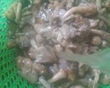 Foto langkah ke 1 dari resep Tumis jamur kelapa sawit.
