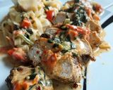 Une image de l'étape 6 de Poulet grillé et ses pâtes à la sauce épinards & tomates.