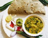 कांद्याची पात घालून हाटून पिठल (pithla recipe in marathi) रेसिपी स्टेप 8 फोटो 