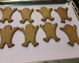 Foto del paso 7 de la receta Gingerbread Man Cookies (Galletas de hombre de jengibre)