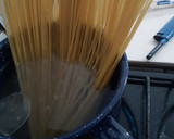 Foto del paso 1 de la receta: Spaghetti con crema de chipotle y salchichas