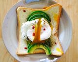 Hình bước làm 3 của món Poached Egg & Avocado Toast