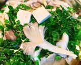 Hình bước làm 2 của món Canh Nấm Bào Ngư Đậu Hủ Với Cải Xoong