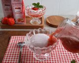 Foto langkah ke 4 dari resep Strawberry Milk Pudding.