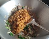 Foto langkah ke 4 dari resep Bakmi Goreng Sederhana.