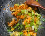 Foto langkah ke 4 dari resep Kimchi Bokkeumbap (Nasi goreng kimchi).
