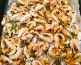 Foto del paso 3 de la receta: Gambas horneadas con picada de ajo y perejil