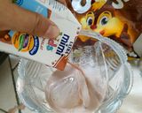 Foto langkah ke 2 dari resep Es Susu Choco Chips.