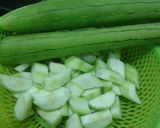 A picture of step 1 of Luffa Gourd Soup with Shrimp.