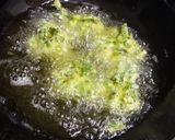 A picture of step 4 of Methi bhaji green garlic pakora.