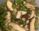 Foto del paso 6 de la receta Salteado de espárragos trigueros y setas shiitake