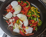 Foto del paso 2 de la receta: Chipirones rehogados con langostinos y pimientos