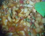 A picture of step 5 of Mazaydar or quick Aloo Matar chicken.