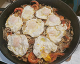 Foto del paso 6 de la receta: Ous trencats amb gules, sèpia i gamba vermella