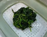 A picture of step 3 of Korean spinach side dish (시금치무침).