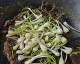 Foto langkah ke 4 dari resep Tumis Lengkio Ikan Asin Jambal Kelapa Gongseng.