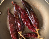 Foto del paso 1 de la receta: Salsa asada (chile guajillo, tomates y jitomates)