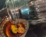Hình bước làm 2 của món Trà cúc táo đỏ