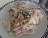 Foto del passaggio 3 della ricetta Linguine con calamari, salsa di pane di segala e bottarga
