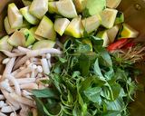 รูปขั้นตอนการทำที่ 3 ของ แกงเผ็ดฟักทองเห็ดปลาย่างใส่ดอกงิ้ว🌶️🧄