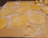 Foto del passaggio 4 della ricetta Chiacchiere Svizzere Fasnachtschüechli
