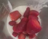 A picture of step 2 of Strawberry lassi.
